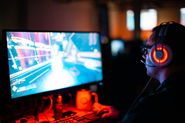 How can cloud gaming be optimized for seamless multiplayer experiences?